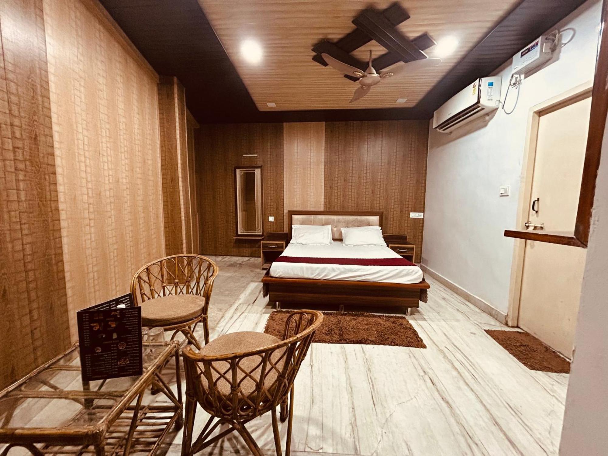 The For You Hotel & Restaurant Rishīkesh Екстериор снимка