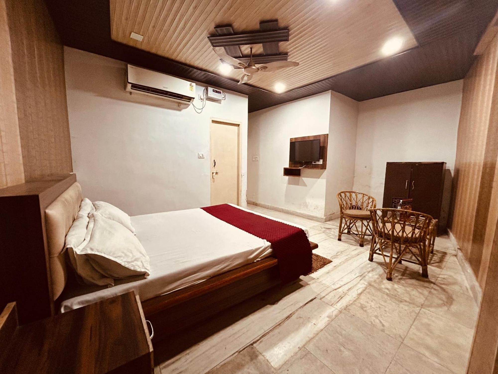The For You Hotel & Restaurant Rishīkesh Екстериор снимка